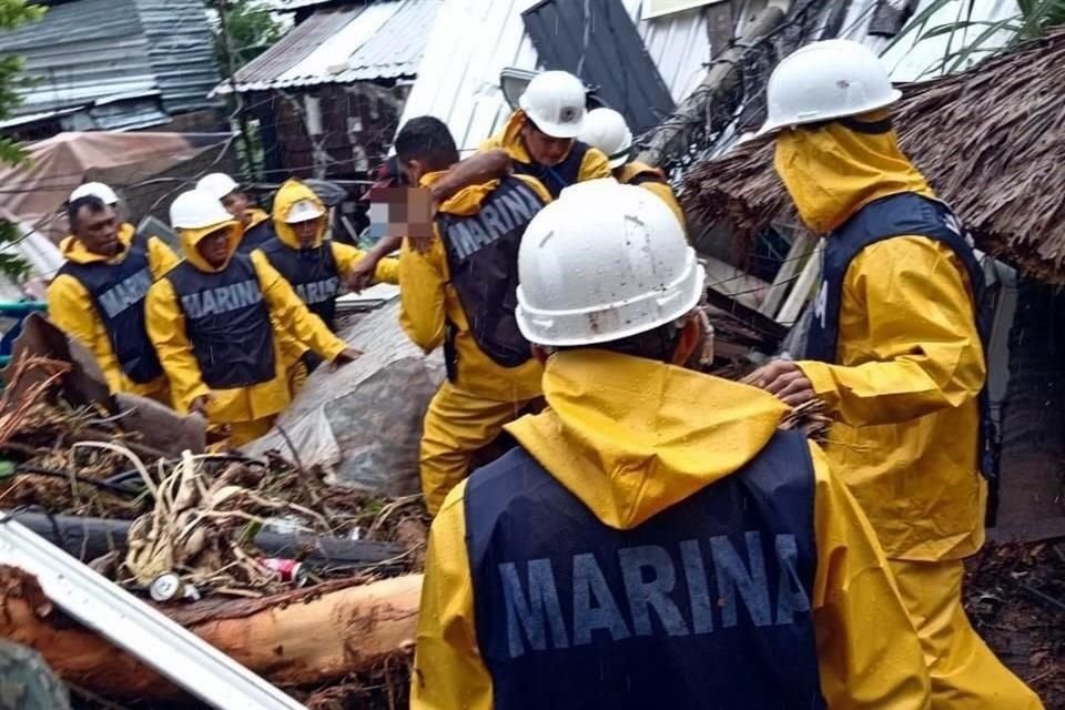 Personal de la Marina colabora en las evacuaciones de personas en Acapulco, tras el paso del huracán 'John'.