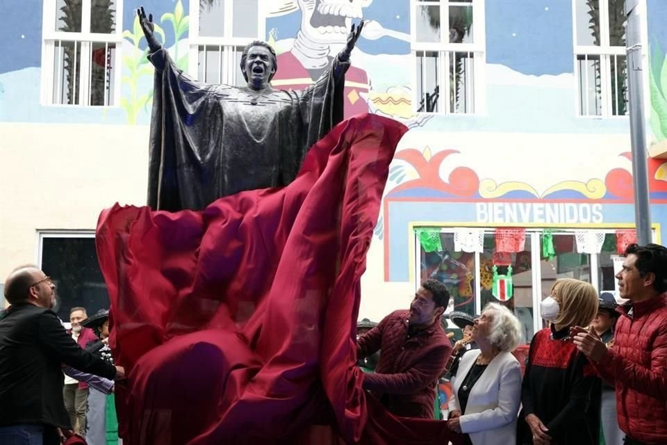 El Jefe de Gobierno develó una escultura en honor de Chavela Vargas y la reconoció como una personalidad destacada de la música ranchera.