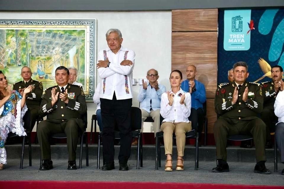 López Obrador encabezó en Chetumal una entrega de reconocimientos a quienes participaron en la construcción del Tren Maya, obra emblemática de su gestión.