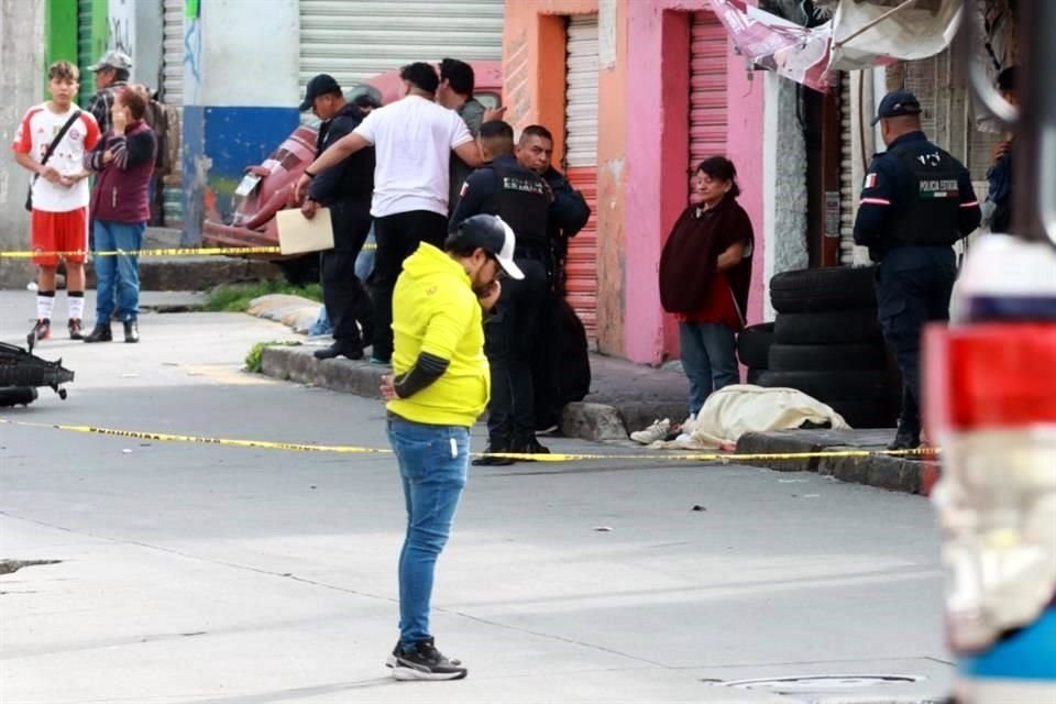 Familiares de los motociclistas acudieron al lugar del accidente.