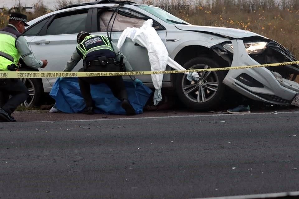 El conductor del automóvil blanco impactó a una camioneta roja tras perder el control.