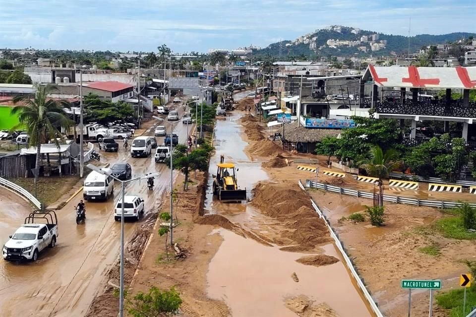 El Gobierno estatal reportó acciones para recuperar vialidaes en el puerto de Acapulco.