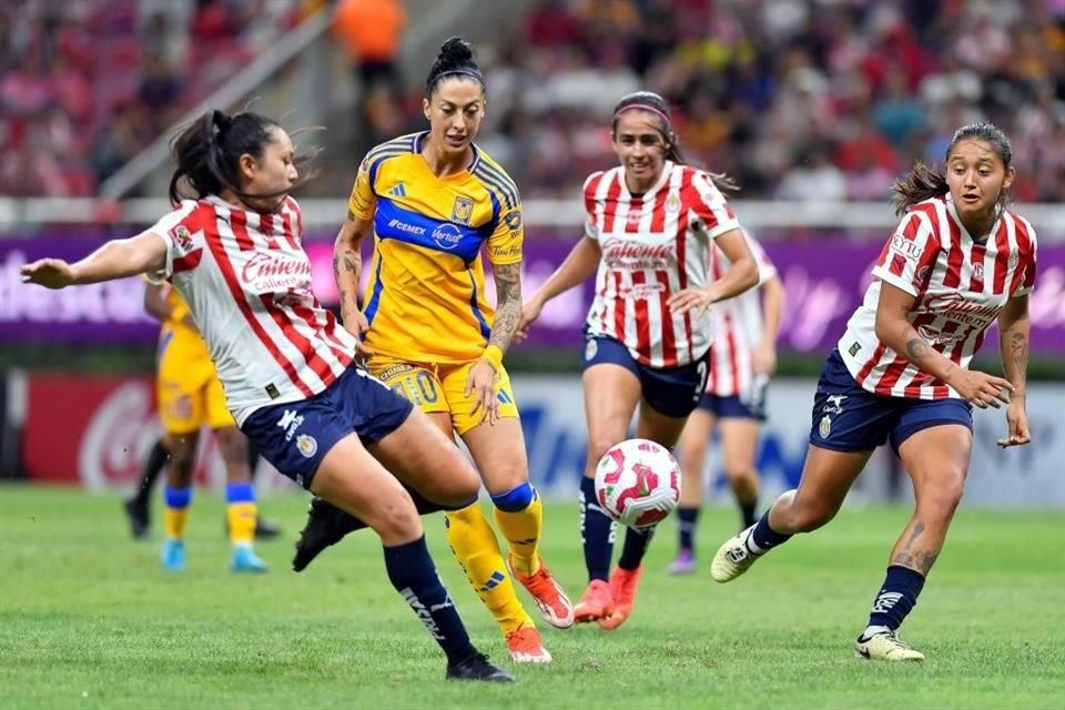 Tigres Femenil puso en riesgo la cima de la tabla general tras igualar 1-1 ante Chivas Femenil en Guadalajara, pues podrían ser superadas este lunes si las Tuzas del Pachuca le ganan a Toluca.