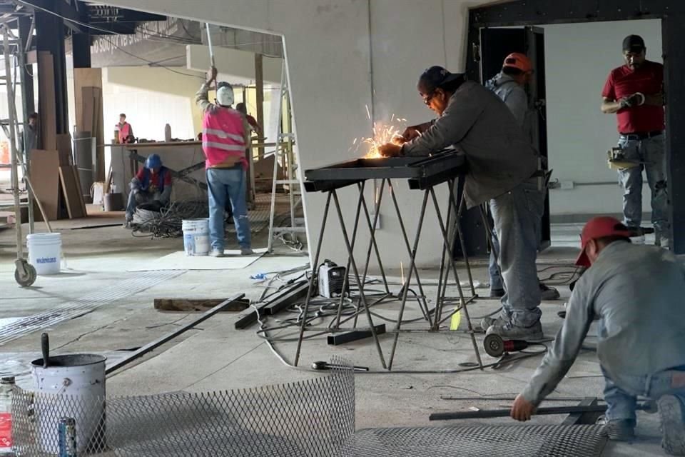 Con maquinaria, materiales y varios trabajadores, se labora a marcha forzada ante su posible reapertura hoy.