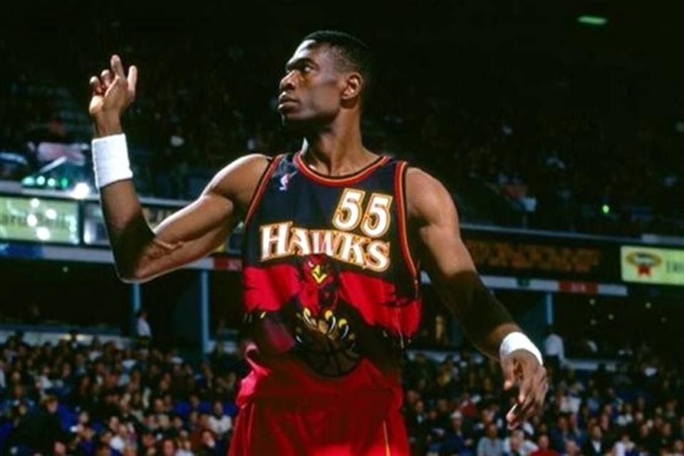 Dikembe Mutombo fue jugador de Hawks, Knicks, Sixers, entre otros y es considerado uno de los mejores defensivos de la historia en la NBA.