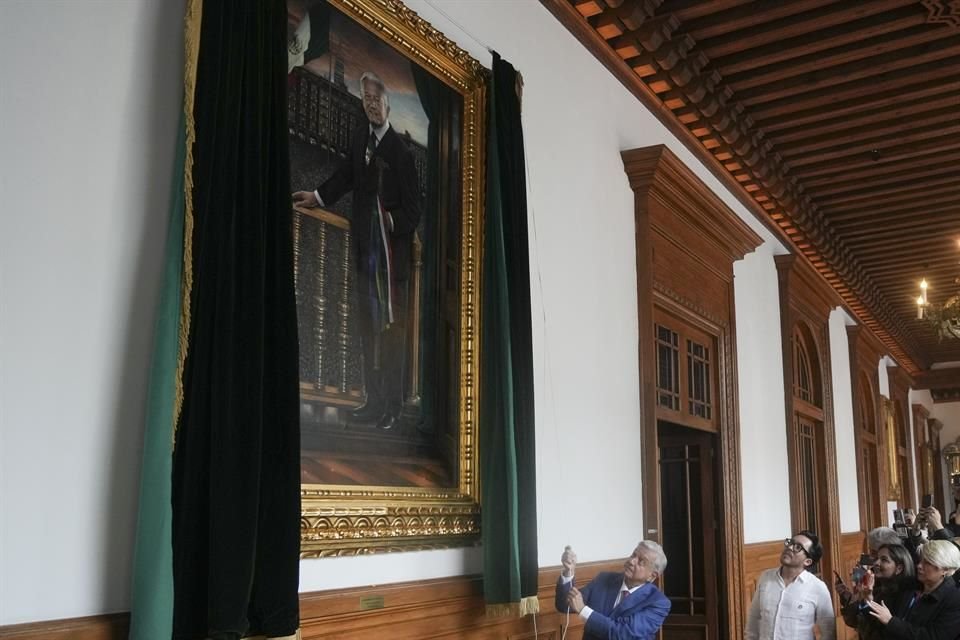 AMLO develó su retrato presidencial