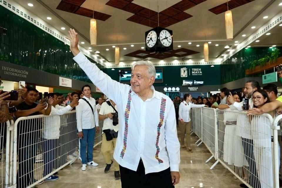 Apenas ayer, el Presidente cerró sus giras en Chetumal, donde entregó reconocimientos a quienes participaron en la construcción del Tren Maya e inauguró la estación en esa ciudad.