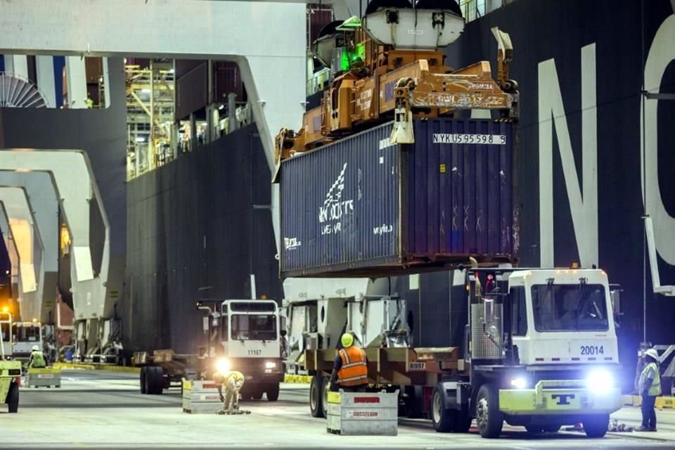 Trabajadores descargan contenedores de barcos en el Puerto de Savannah, Georgia.