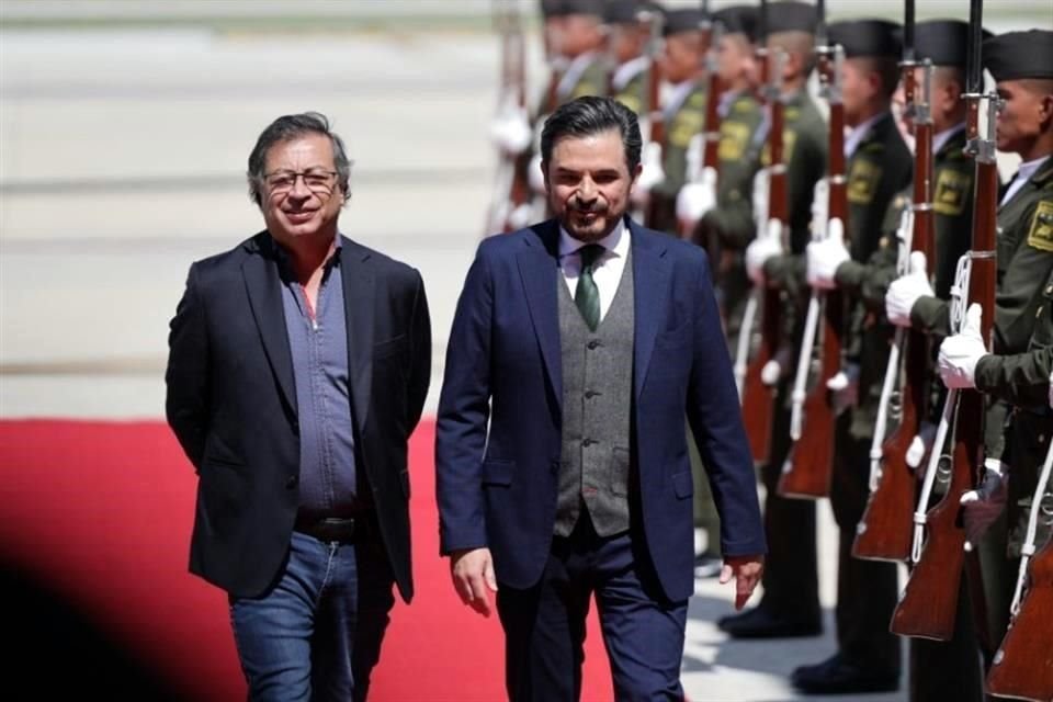 El Presidente de Colombia, Gustavo Petro, llegó al AIFA y fue recibido por Zoé Robledo, titular del IMSS.