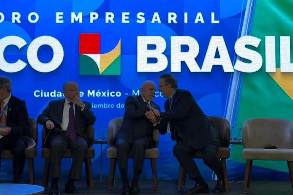 Marcelo Ebrard próximo titular de la Secretaría de Economía saluda al Presidente de Brasil, Lula da Silva.