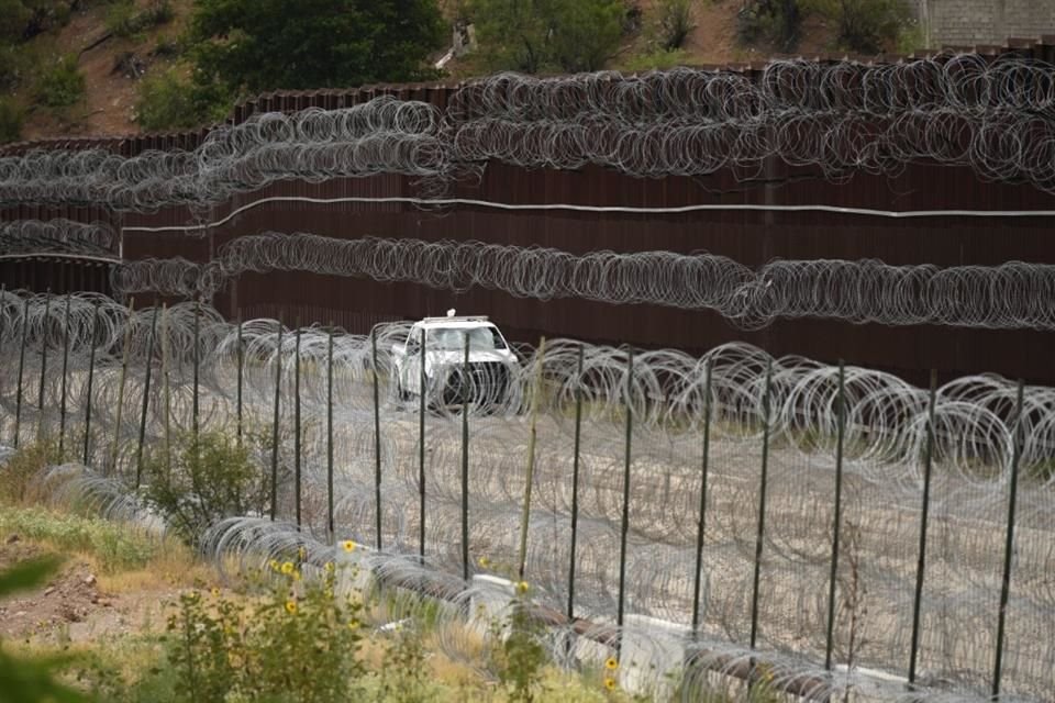 Un vehículo maneja a un costado de la frontera entre México y Estados Unidos, el 25 de junio del 2024.