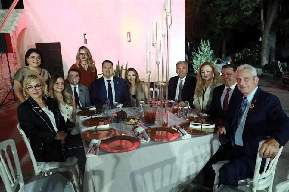 La legisladora compartió mesa con sus compañeros legisladores en una cena por este evento.