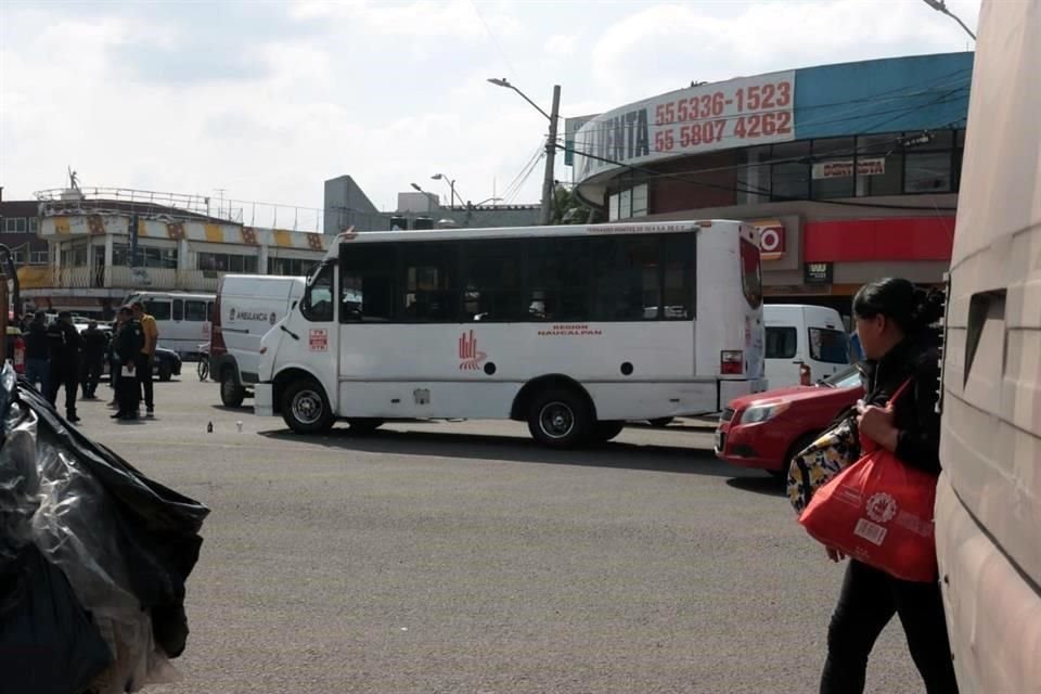 Una mujer intentaba cruzar la calle cuando fue arrollada por un camión de transporte público.