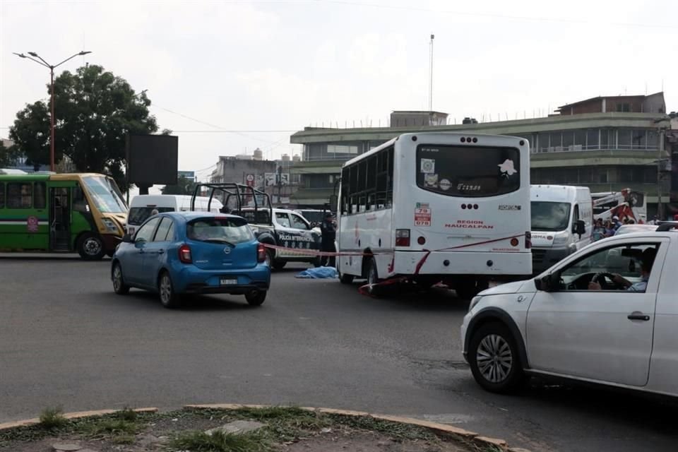 Una mujer intentaba cruzar la calle cuando fue arrollada por un camión de transporte público.