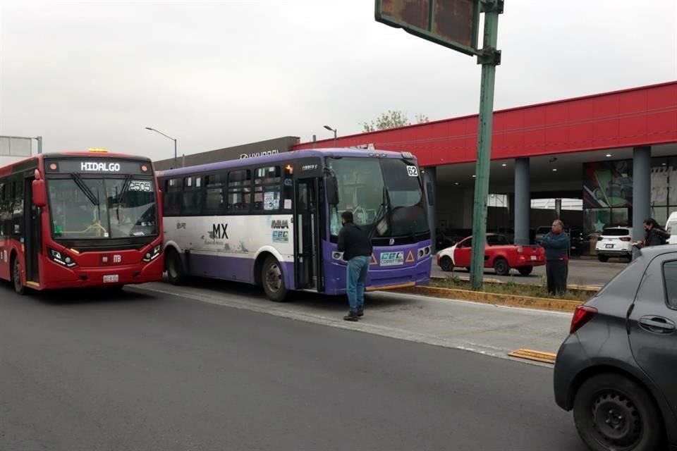 Un camión de transporte público que salió del Cetram Pantitlán y se dirigía al Cetram Cuatro Caminos arrolló a un hombre.