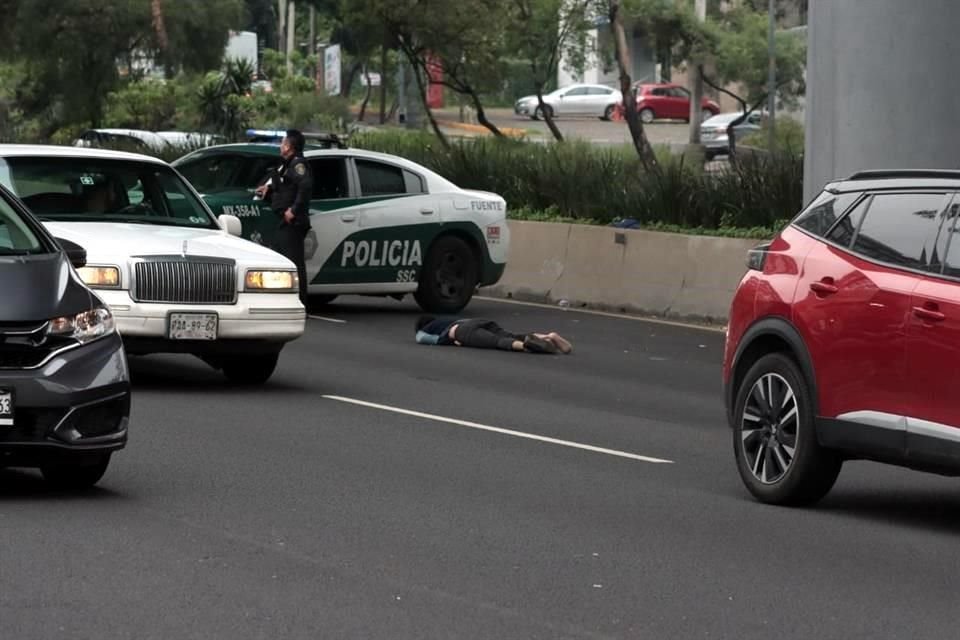 Policías hallaron el cuerpo de un joven en carriles centrales de Periférico Sur.