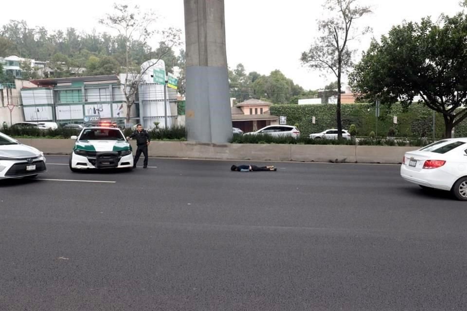 Hipótesis señalan que fue arrollado por un vehículo mientras caminaba por la orilla con rumbo hacia el oriente y que el conductor huyó.