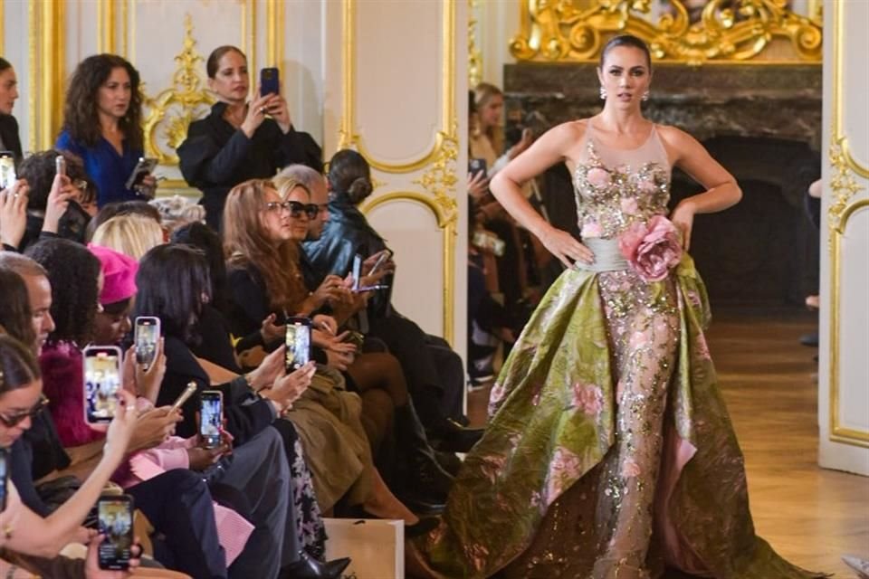 Kary Ramos lució un vestido con detalles florares que destacó por sus aplicaciones brillantes, flores y bordados que emanan un estilo inspirado en la naturaleza.