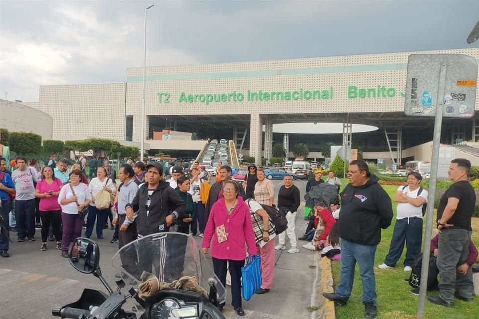 El aeropuerto indicó que los trabajadores de la empresa Iroa, se encuentran bloqueando parcialmente la salida de la T2.