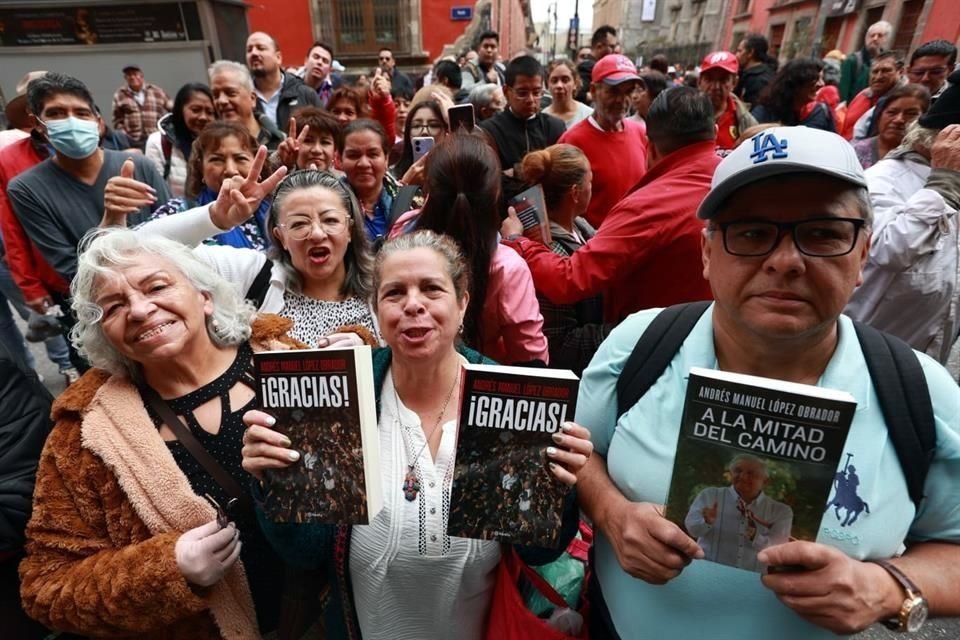 Simpatizantes dijeron adiós al Mandatario afuera de Palacio Nacional.