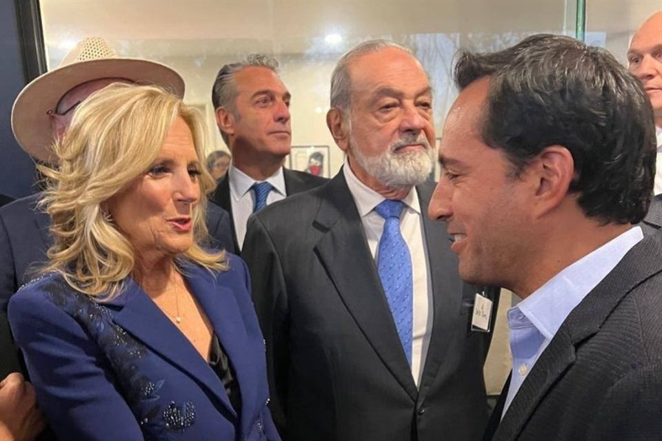 En recepción ofrecida en residencia de embajada estuvieron de invitados empresarios como Carlos Slim y su hijo Carlos Slim Domit; también políticos como Mauricio Vila, ex Gobernador de Yucatán.