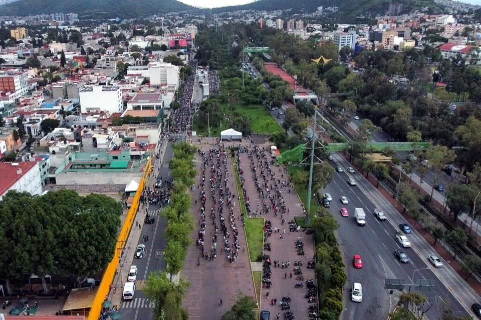 Ayer se formaron largas filas para la vacunación en la Prepa 9 en la Alcaldía Gustavo A. Madero