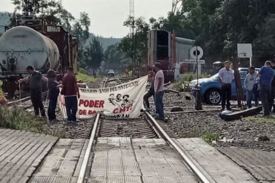 Los manifestantes se identificaron como miembros del grupo denominado Poder de Base, grupo disidente de la sección 18 de la CNTE.