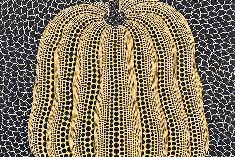 Yayoi Kusama es conocida por sus instalaciones que muestran su interés en colores psicodélicos, repetición y patrones, su formación fue en la pintura tradicional japonesa nihonga.