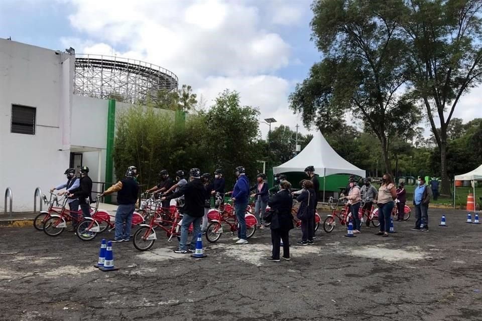 Las personas sancionadas suben a una bicicleta para aprender señales básicas hechas por ciclistas y realizar ejercicios de conducción, entre otros.