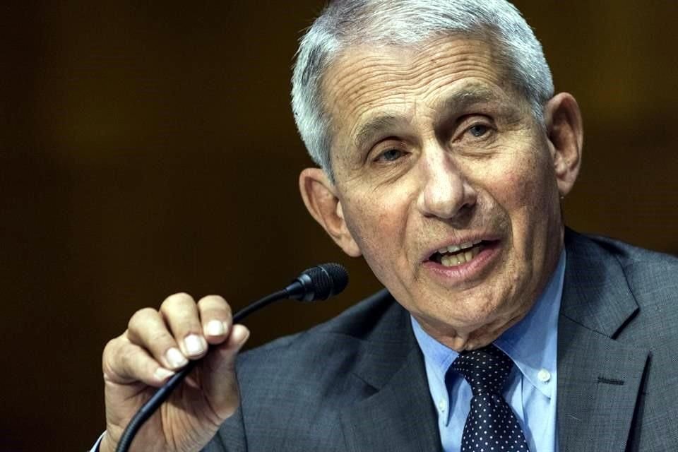 El asesor contra Covid de la Casa Blanca, Anthony Fauci, dijo que no cree que EU vuelva a confinamientos, pese a avance de variante delta.