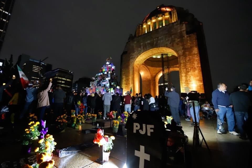 Trabajadores del PJF montaron una ofrenda de Día de Muertos en el Monumento a la Revolución, para protestar por lo que consideran la muerte de la Constitución y de la justicia.