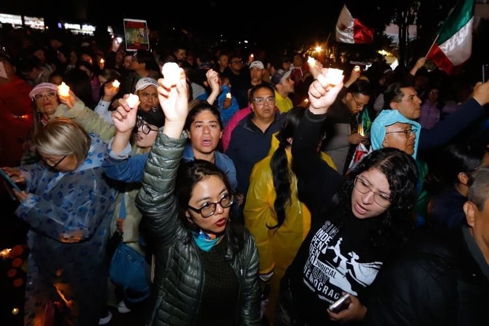 '¡Juez votado, corrupto asegurado! ¡Y si tienes una duda, ahí está la ministra burra!', gritaron los inconformes.