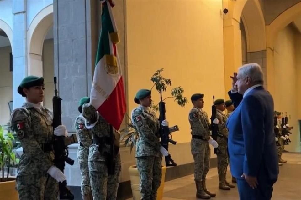 El video cierra con las imágenes de López Obrador saludando por última vez la bandera de la escolta militar y saliendo de Palacio Nacional.