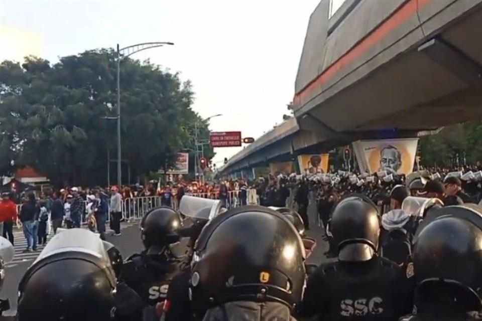 Trabajadores del Poder Judicial protestan en inmediaciones del Palacio Legislativo de San Lázaro, donde Sheinbaum rendirá protesta como Presidenta