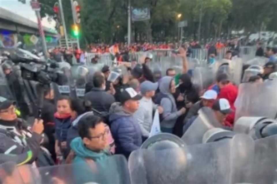 Los trabajadores del PJ protestaron haciendo sonar tambores y ondeando banderas nacionales.