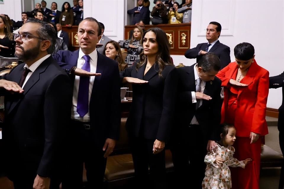 Los 16 alcaldes electos de la CDMX tomaron protesta en el Congreso local.