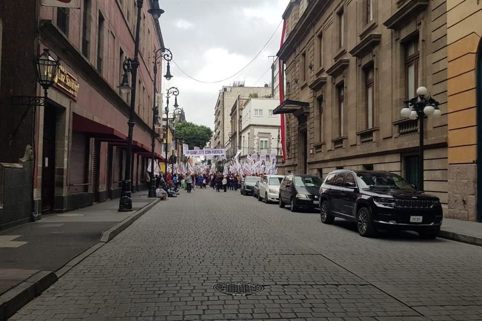 Afuera del Congreso local las porras reposan y esperan autos estacionados sobre Allende, Donceles y Lázaro Cárdenas.