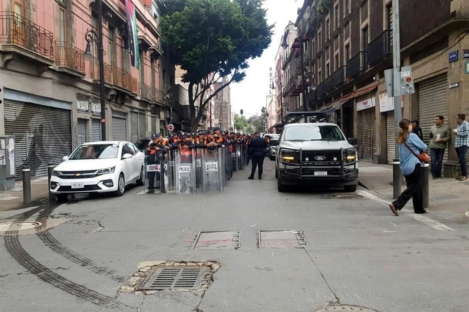 Policías de la CDMX se encuentran en los alrededores del Congreso capitalino.