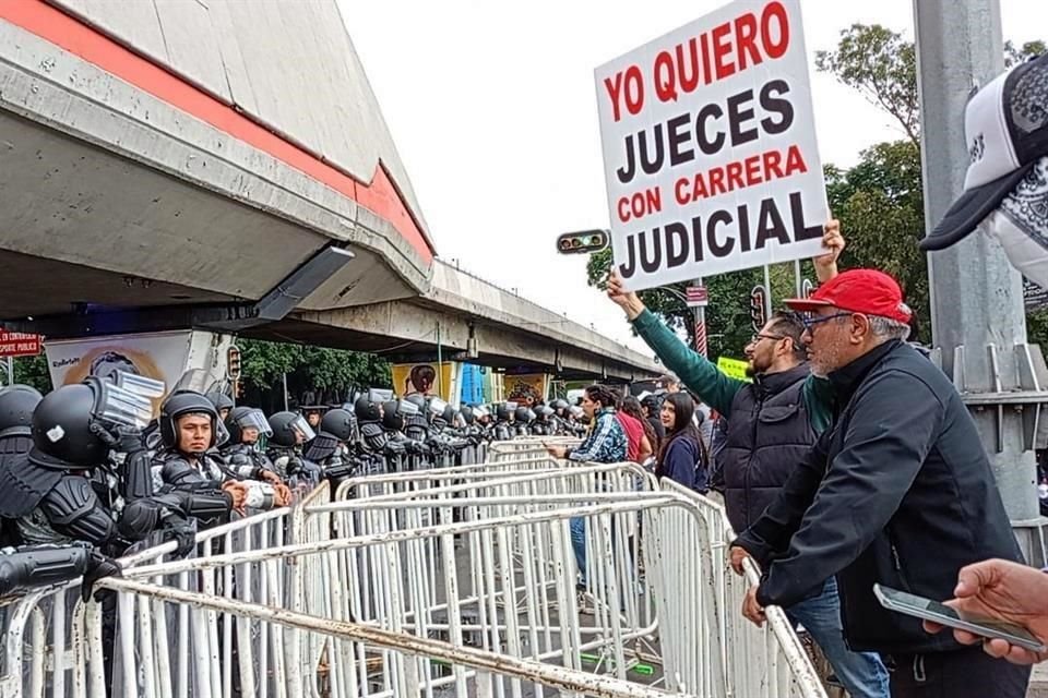 Cientos de vallas fueron colocadas en la Cámara de Diputados para impedir ingreso de protestas.