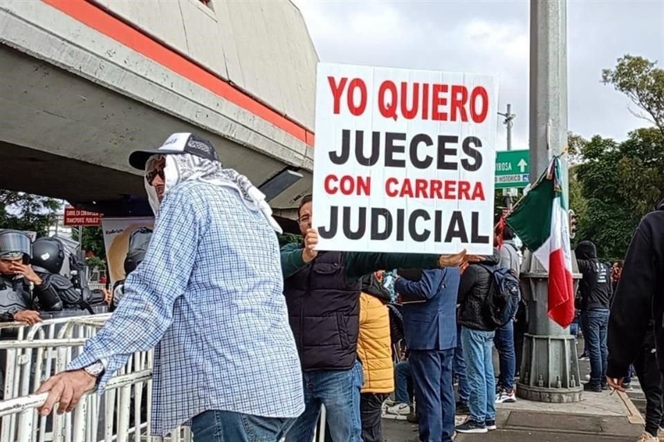 Trabajadores del Poder Judicial protestan sobre Avenida Congreso de la Unión, en el marco de la ceremonia de cambio de Gobierno.