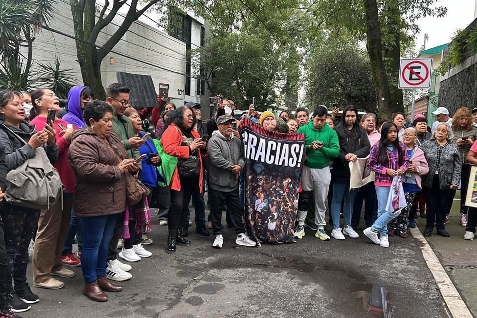 Algunas personas salieron de madrugada para llegar al domicilio antes de las 7:00 horas.