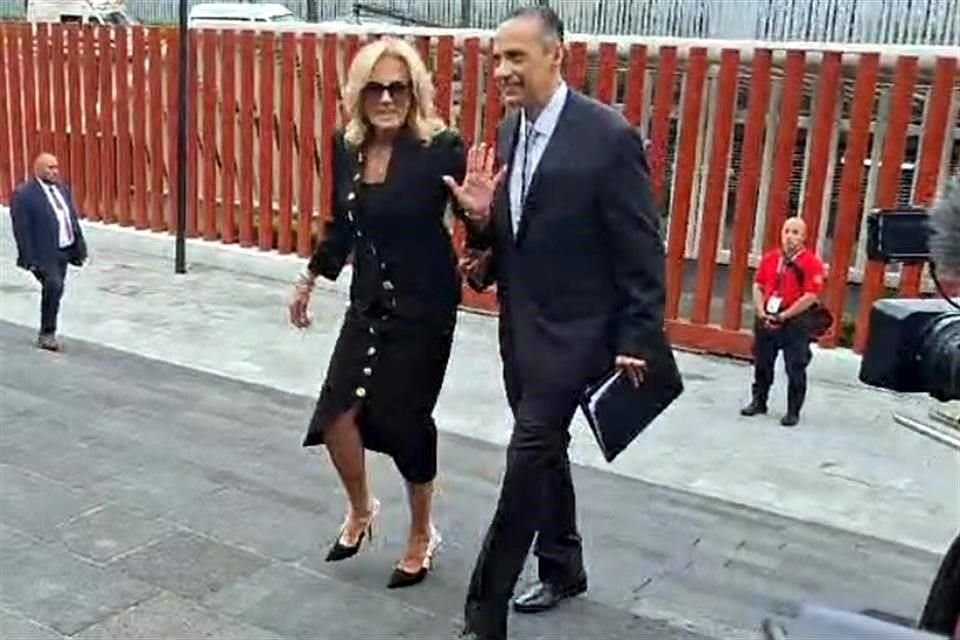 Jill Biden, representante de Estados Unidos en la toma de posesión, llegó a  San Lázaro y fue recibida por Juan Ramón de la Fuente.