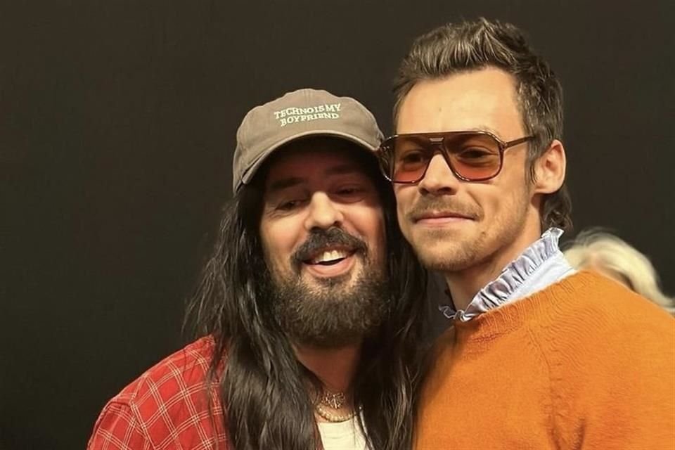El cantautor británico Harry Styles no podía faltar al debut de su inseparable amigo Alessandro Michele con la marca Valentino, en París.