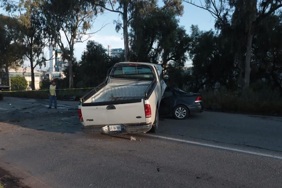 Debido a la fortaleza del impacto el automovilista terminó prensado y la camioneta encima de su vehículo.