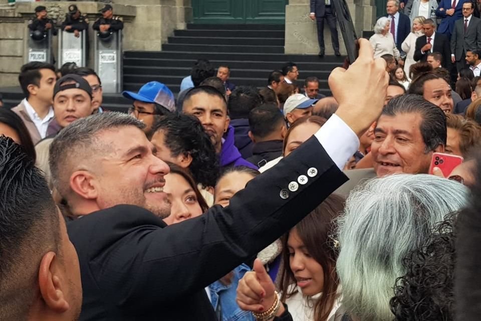 'La ceremonia se le echaron fast track porque se tenían que ir a aplaudir', comentó el alcalde reelecto en Miguel Hidalgo, Mauricio Tabe, al salir del recinto legislativo. 