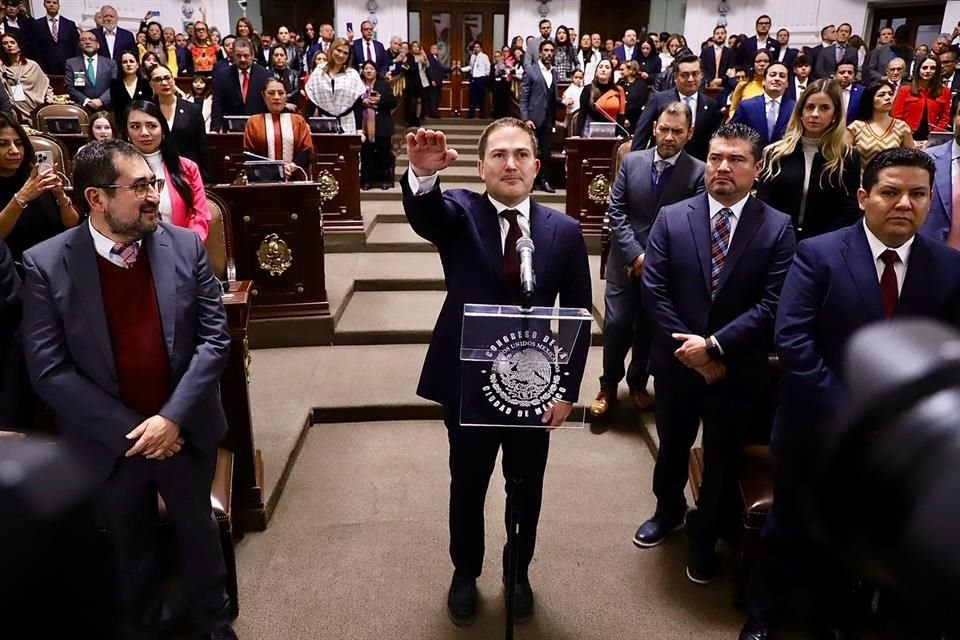 Casarín llegó alrededor de las 7:50 horas, a Donceles para la toma de protesta, un par de días después de que el INE determinara que rebasó el tope de gastos de campaña. 