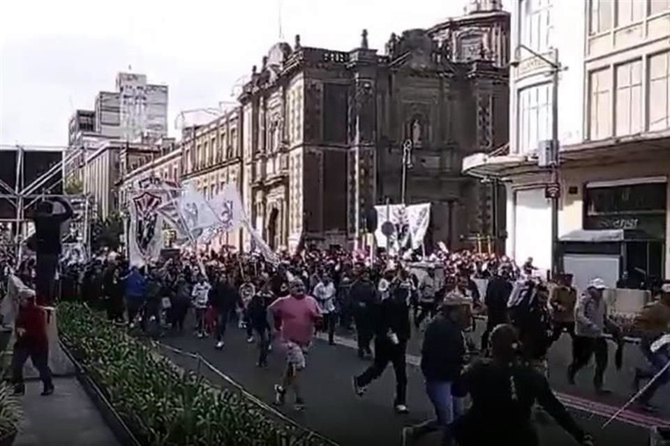 Ellos se aglutinaron frente al cerco de seguridad instalado por la SSC de la capital del país, en las calles Venustiano Carranza y 20 de noviembre y al ser mayoría se impusieron sobre los policías.