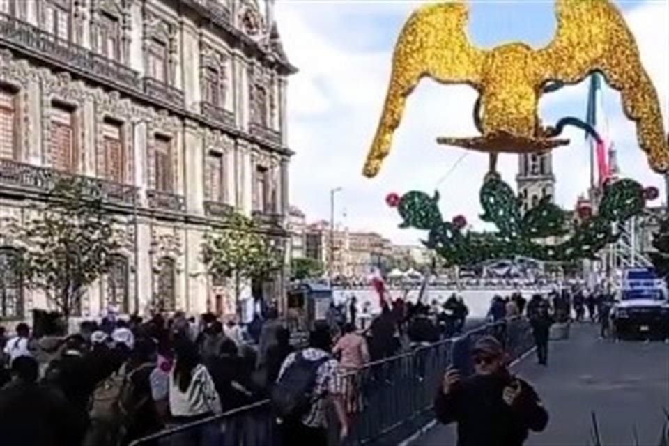 Al hacer las vallas de lado, corrieron hacia la explanada frente a Palacio Nacional.