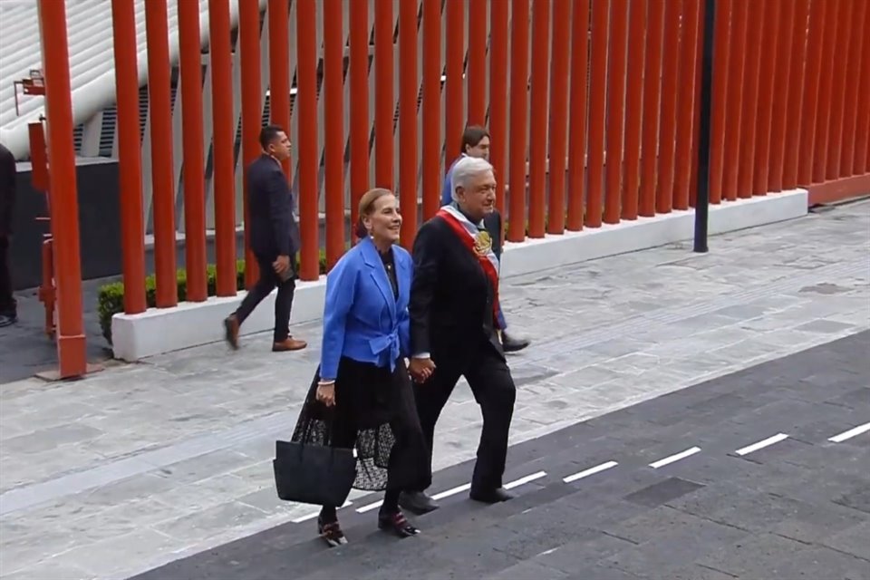 Andrés Manuel López Obrador arribó al Congreso de la Unión para la ceremonia de investidura de la Presidenta electa.