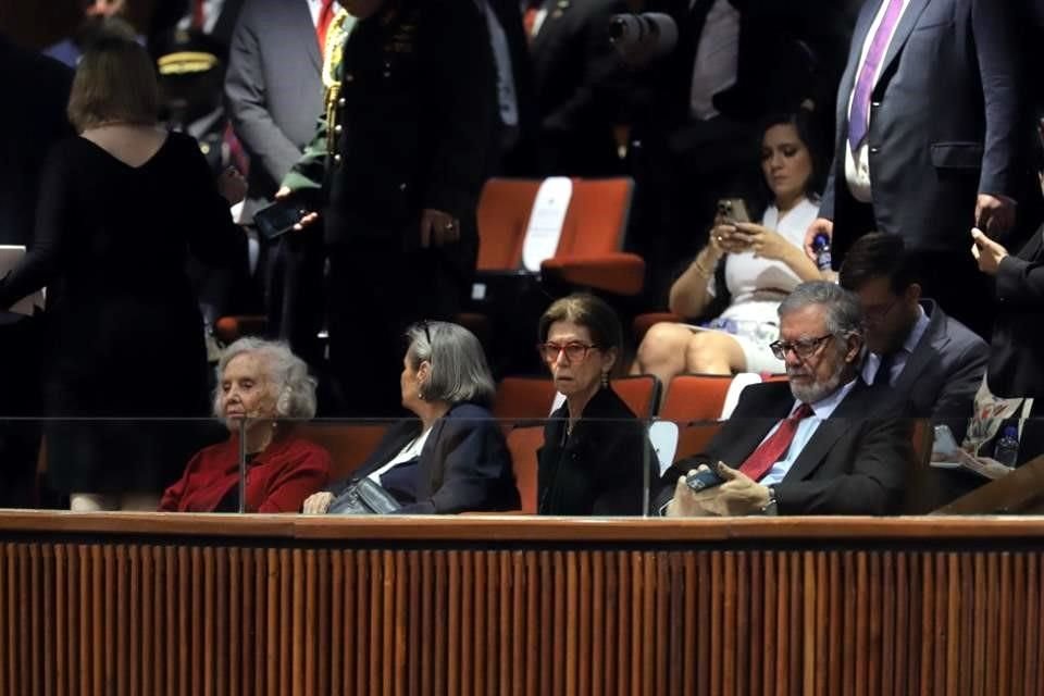 La escritora Elena Poniatowska (rojo) y Annie Pardo, madre de Claudia Sheinbaum (derecha).